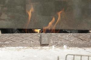 fumoir pour fumer à chaud en feu. une boîte en métal avec un produit sur un feu mijoté photo