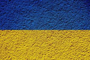 drapeau de l'ukraine sur un fond texturé. collage conceptuel. photo
