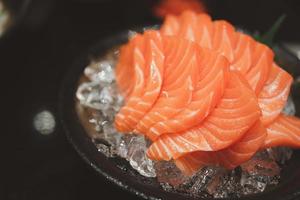 tranche de sashimi de saumon frais servi sur glace. cuisine traditionnelle japonaise ou peu calorique.