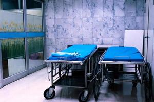 lit d'hôpital vide à l'hôpital photo