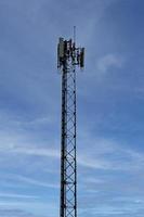 tour de télécommunication sur fond de ciel bleu photo