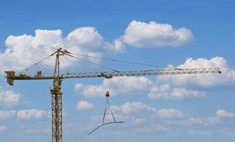 grues de construction de tour avec fond de ciel bleu photo