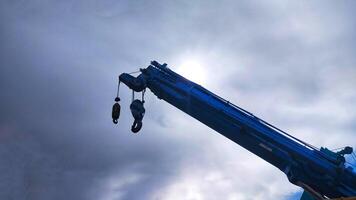 grue télescopique bleue s'élevant dans le ciel avec fond de ciel bleu. photo