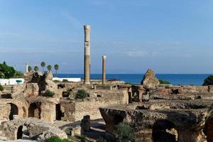 vue sur le monument historique les thermes d'antoninus à carthage, tunisie. Patrimoine mondial de l'UNESCO. site archéologique de carthage. lieu d'intérêt historique. ruines antiques. photo