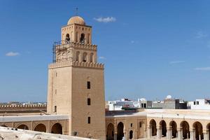 vue de la grande mosquée de kairouan en tunisie. médina de kairouan unesco. la grande mosquée est un chef-d'œuvre architectural qui a servi de modèle à plusieurs autres mosquées maghrébines. minaret. photo