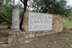 panneau en mosaïque marquant le chemin du musée national de carthage en tunisie. Patrimoine mondial de l'UNESCO. site archéologique de carthage. lieu d'intérêt historique. ruines antiques. photo