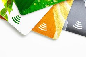 cartes de crédit avec paiement sans contact. tas de cartes de crédit sur fond isolé blanc photo