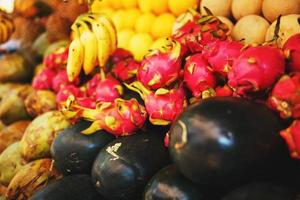 homme femme non identifié dans son magasin de fruits et légumes sur le marché principal de la ville, dans le sud de l'inde, en asie photo