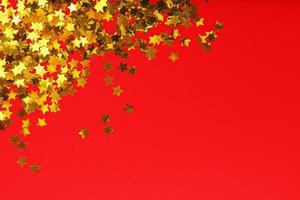 étoiles d'or sur fond rouge. le concept de cartes de vœux, de titres et de site Web. une dispersion d'étoiles dorées photo