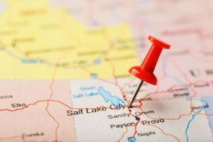 aiguille de bureau rouge sur une carte des états-unis, de l'utah et de la capitale salt lake city. Gros plan carte Utah avec tack rouge photo