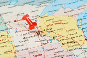 aiguille de bureau rouge sur une carte des états-unis, du minnesota et de la capitale saint paul. Close up carte du Minnesota avec tack rouge photo