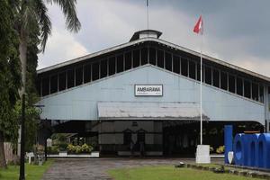 ambarawa, indonésie, 2022-exploitant du musée ferroviaire d'ambarawa créant du rouge et du bleu. photo