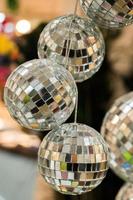 boules disco pour danser dans une discothèque photo