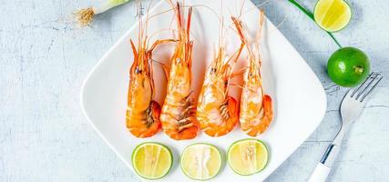 menu de crevettes de fruits de mer dans une assiette sur un tableau blanc photo