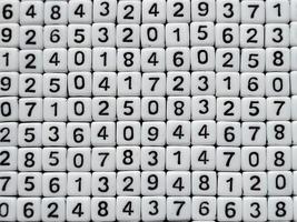 fond de chiffres en bois coloré. abstraction de la texture des nombres. concept de crise économique mondiale. photo