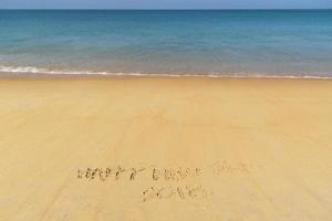 Bonne année écrite à la main sur la plage photo