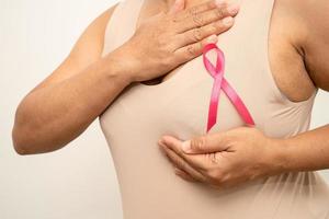 cancer du sein, ruban rose chez une dame âgée asiatique pour soutenir la sensibilisation, symbole de la journée mondiale du cancer du sein. photo