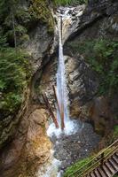 belle cascade dans le raggaschlucht un ravin dans les montagnes en autriche. vue depuis le sommet. photo