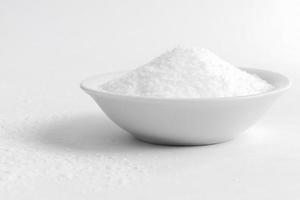 sel de table iodé dans un bol photo