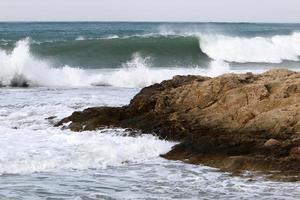 tempête et vent sur la mer méditerranée dans le nord d'israël. photo