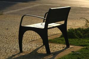 banc de repos dans un parc de la ville d'israël. photo