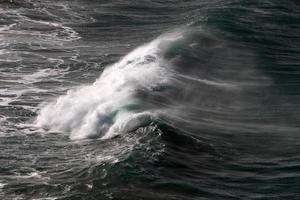 tempête et vent sur la mer méditerranée dans le nord d'israël. photo