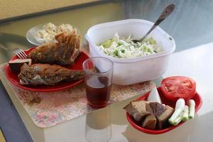 il y a une collation sur la table du restaurant. photo