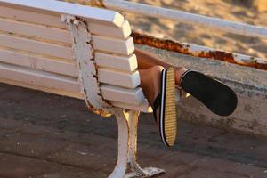 banc de repos dans un parc de la ville d'israël. photo