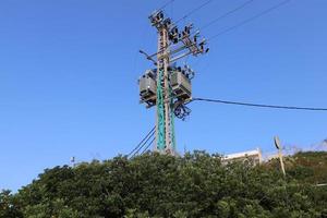 fils sur un poteau transportant du courant électrique à haute tension. photo