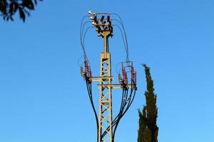 fils sur un poteau transportant du courant électrique à haute tension. photo