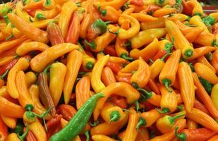 des légumes et des fruits sont vendus dans un bazar en israël. photo