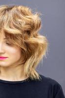 femme regardant vers le bas avec une longue coiffure rouge ondulée photo