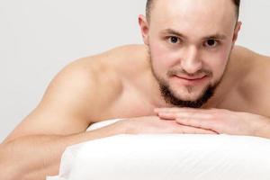 homme allongé sur le devant sur table spa photo