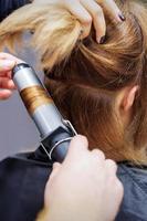 coiffeur curling cheveux longs châtain clair photo