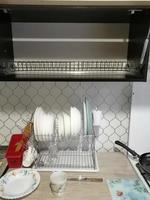 sèche-vaisselle dans la cuisine. cuisine aménagée dans l'appartement. vaisselle au sèche-linge. photo