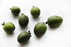 gros plan de fruits feijoa verts sur fond blanc. beaux fruits de feijoa. photo