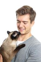 jeune homme avec un chat siamois photo