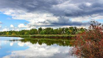 cycliste faisant du vélo sur la rive de la rivière sava, avec un ciel dramatique au printemps photo