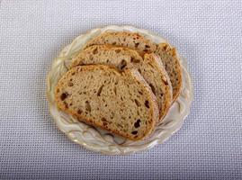 pain grillé dans une assiette blanche sur fond de bois vintage. photo