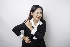 jeune femme d'affaires fatiguée et bouleversée souffrant de douleurs, de spasmes musculaires sur le lieu de travail. fatigue, délai, douleur et posture incorrecte photo