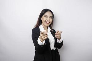 belle jeune femme d'affaires asiatique debout sur fond blanc isolé pointant du doigt la caméra avec un visage heureux. bonne énergie et vibrations. photo