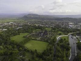 vue aérienne du temple candi prambanan, partie du temple hindou en indonésie photo