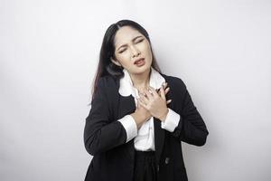 jeune femme d'affaires fatiguée et bouleversée souffrant de douleurs, de spasmes musculaires sur le lieu de travail. fatigue, délai, douleur et posture incorrecte photo