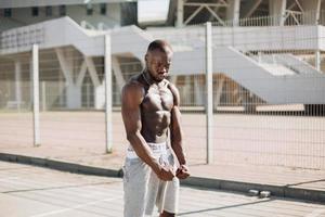 homme afro-américain montrant les muscles photo