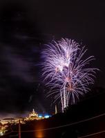 célébration de feux d'artifice dans le ciel sombre photo