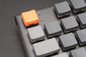 clavier moderne avec touche orange et grise vierge pour saisir du texte ou un logo avec espace de copie. photo