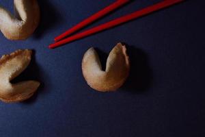 biscuits de fortune sur fond sombre photo