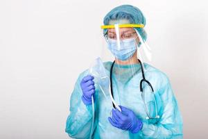 médecin tenant un masque à oxygène comme pour mettre un patient à l'hôpital, les travailleurs de la santé dans la pandémie de coronavirus covid19 dans un équipement de protection mettent un masque à oxygène diagnostic patient du coronavirus photo