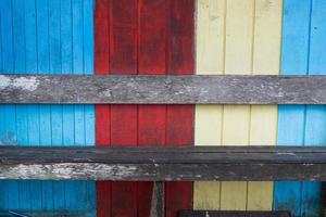 vieille chaise en bois sur fond de mur en bois coloré, pour la typographie, espace de copie photo