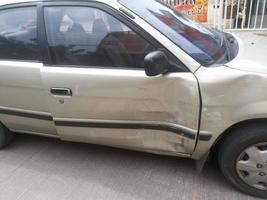 la bosse de la voiture de couleur or à côté de la porte droite et ne peut pas fermer la voiture en cas d'accident. photo